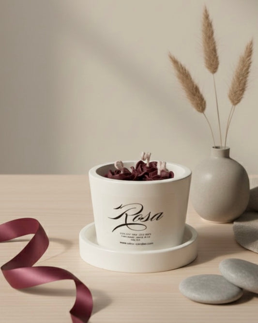 Рози от соев восък в керамична чаша с чинийка