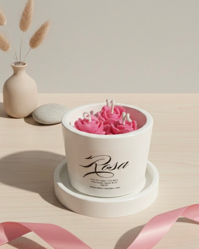 Рози от соев восък в керамична чаша с чинийка