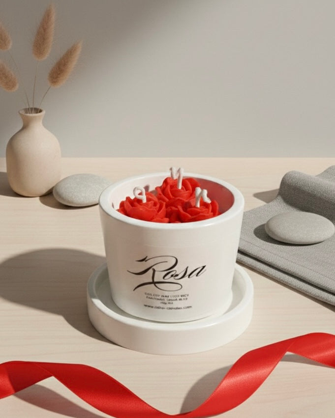 Рози от соев восък в керамична чаша с чинийка