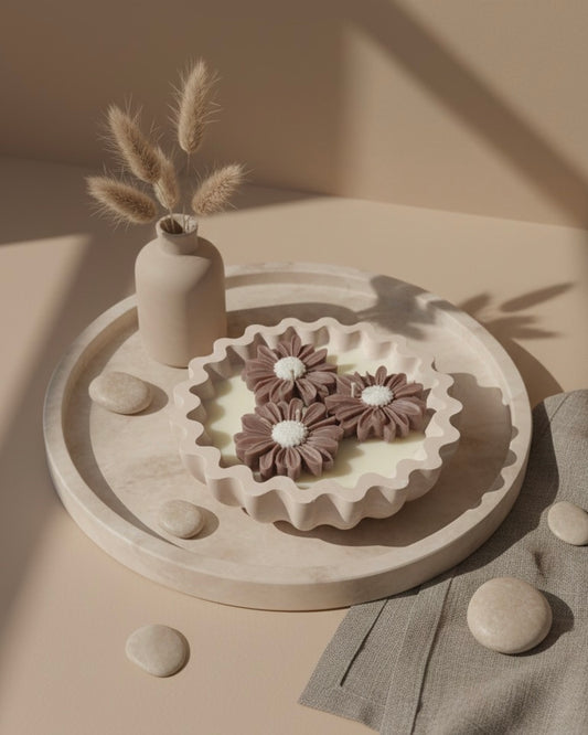 Маргаритки от соев восък в керамична купа