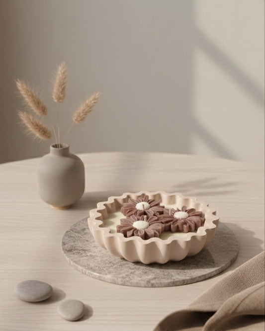 Маргаритки от соев восък в керамична купа