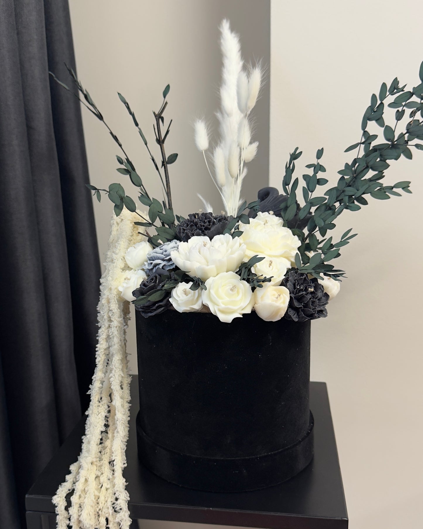 Букет от свещи в кадифена кутия - Черен