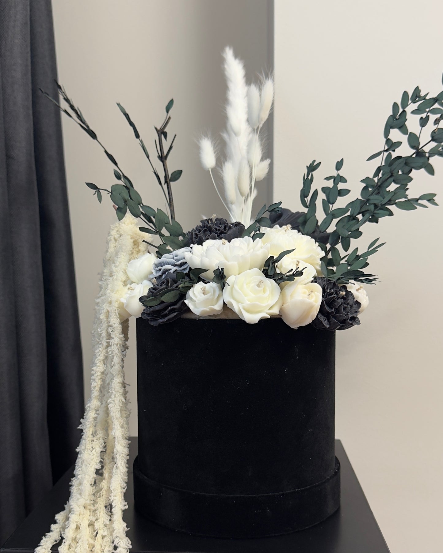 Букет от свещи в кадифена кутия - Черен