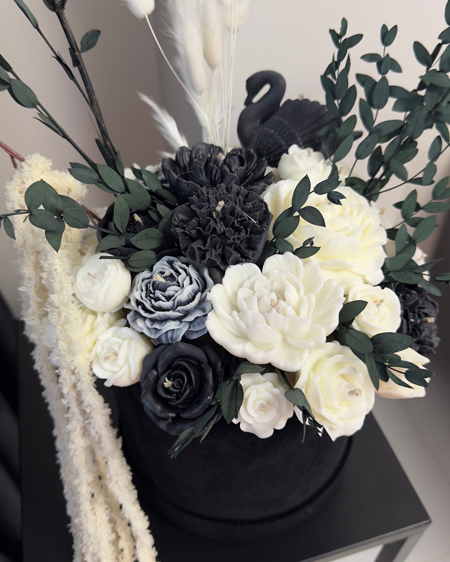 Букет от свещи в кадифена кутия - Черен