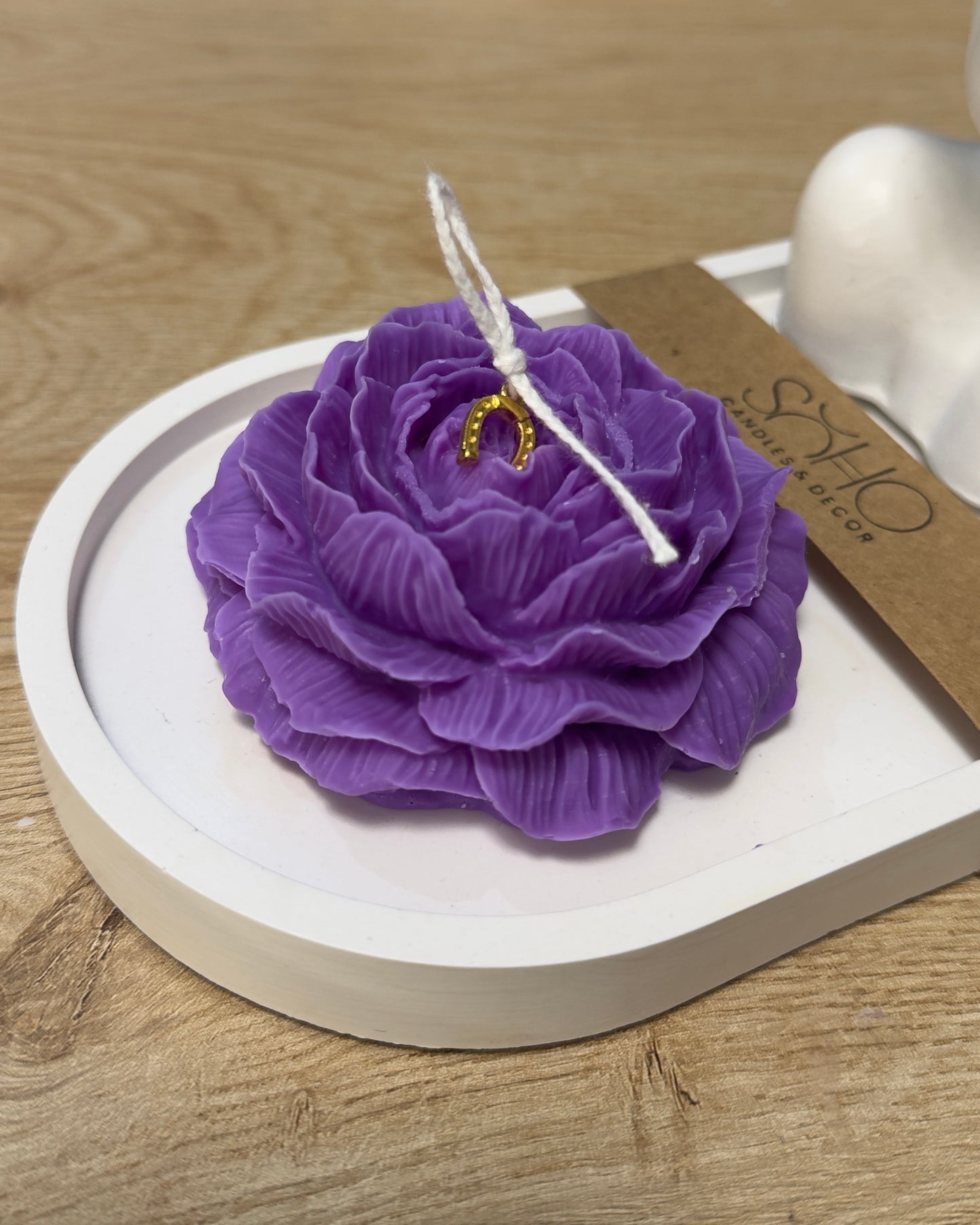 Керамичен декор със соеви свещи - Ваза с рози и божур