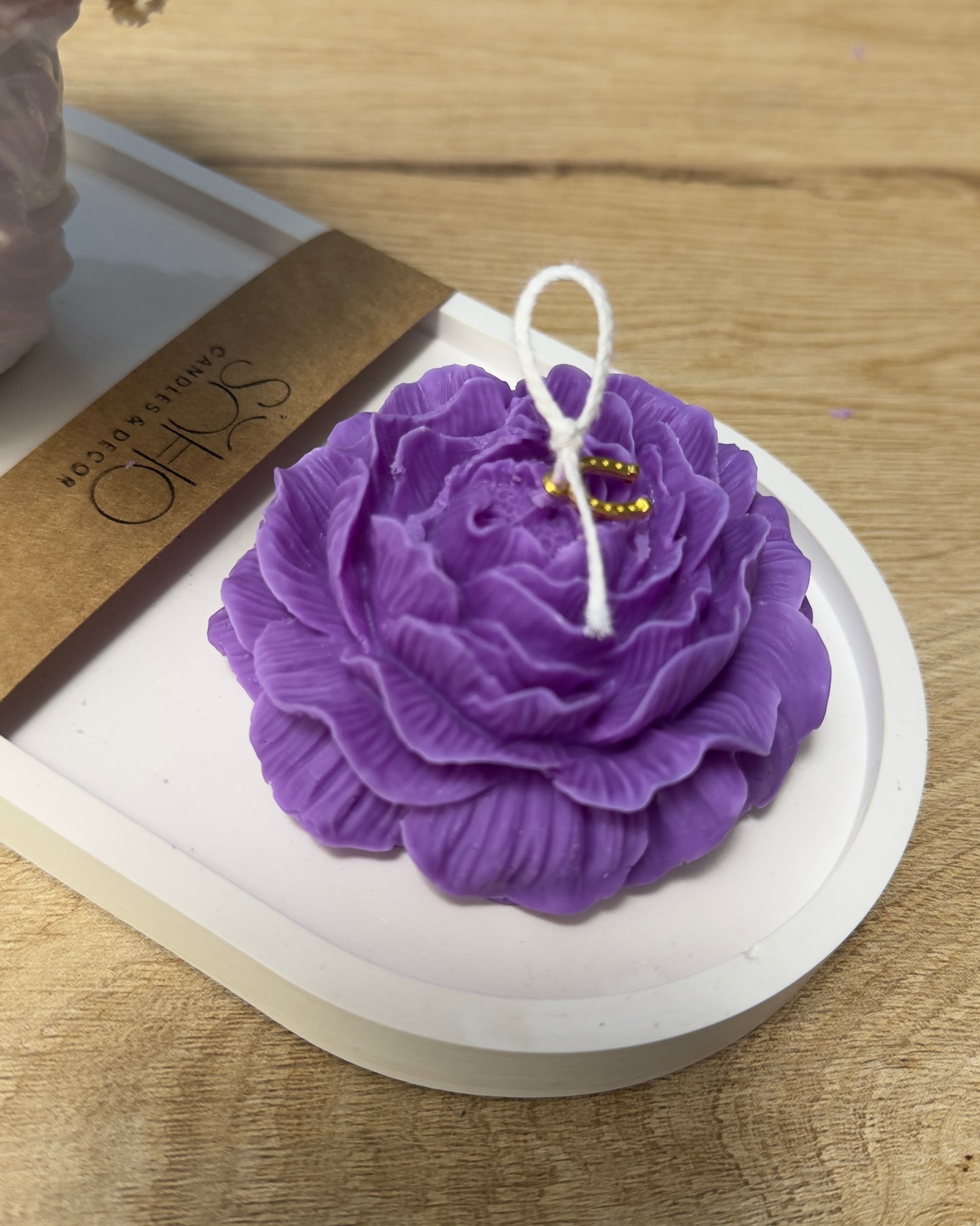 Керамичен декор със соеви свещи - Ваза с рози и божур