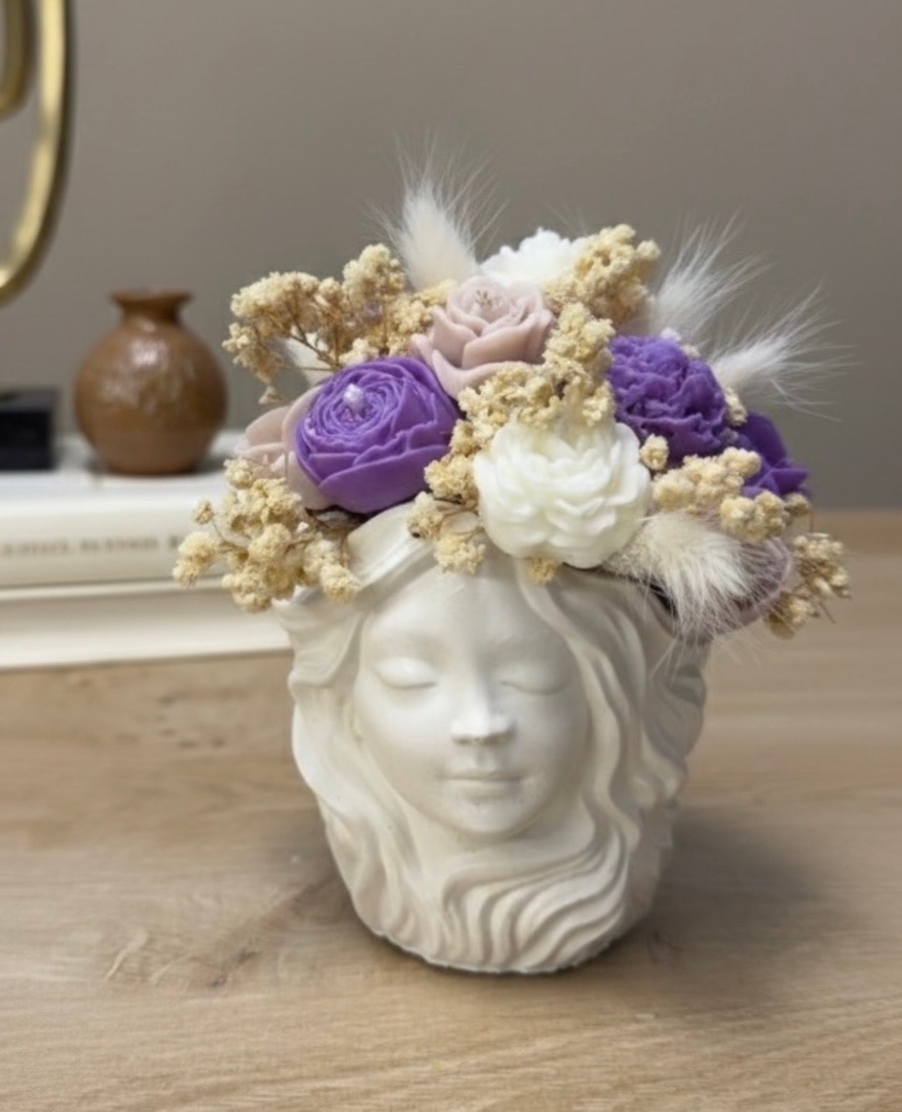 Керамичен декор със соеви свещи - Ваза с рози и божур