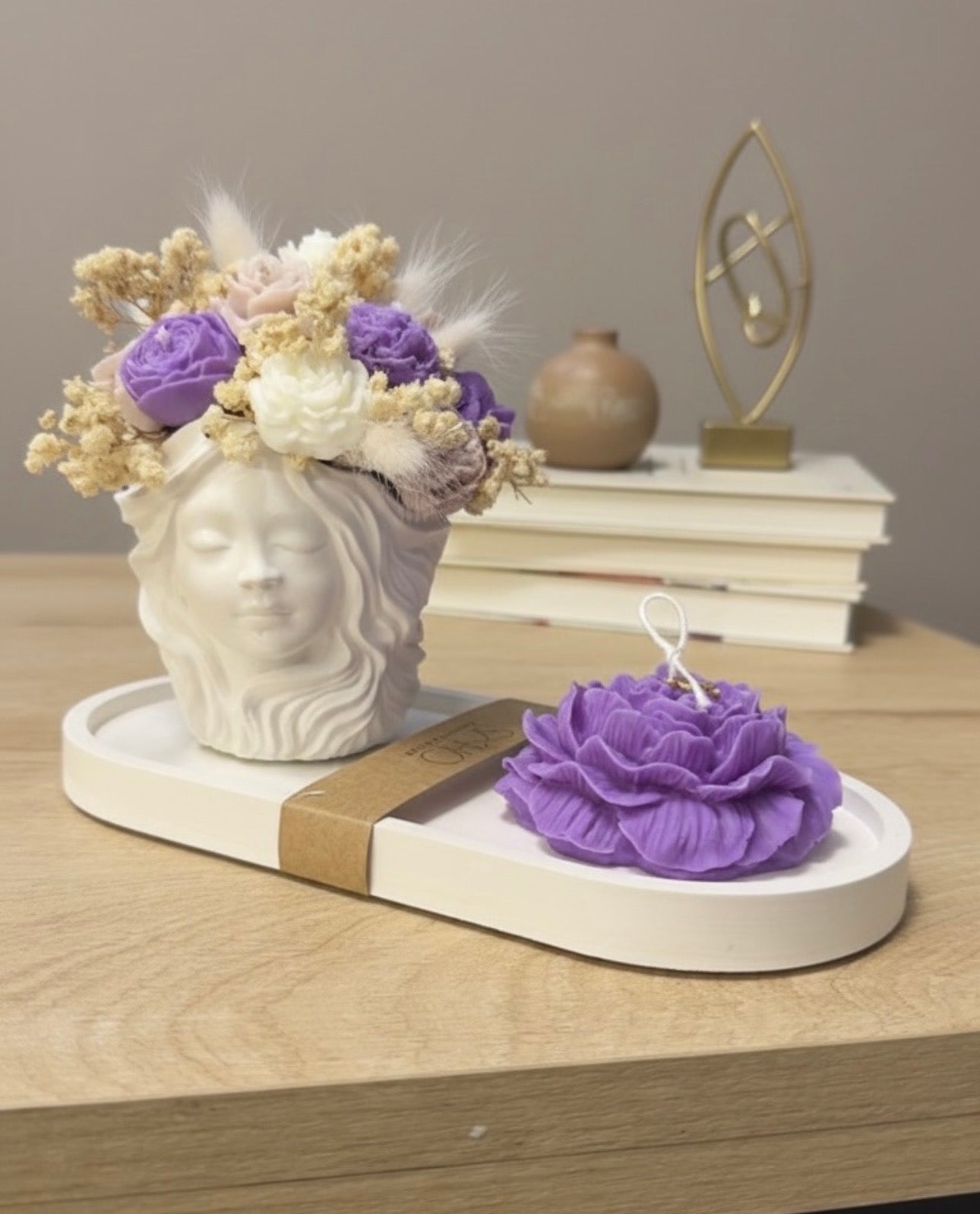 Керамичен декор със соеви свещи - Ваза с рози и божур