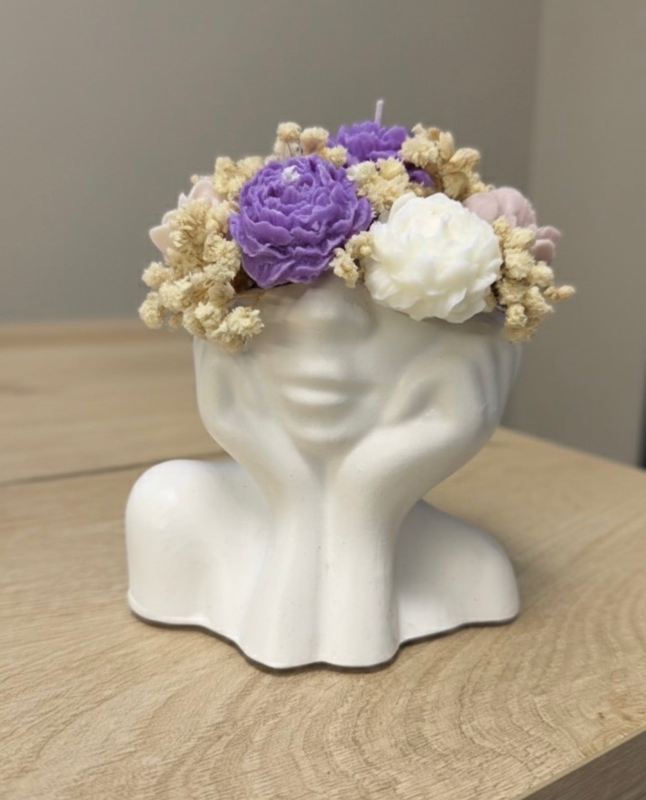 Керамичен декор със соеви свещи - Ваза с рози и божур